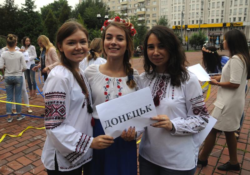 В Києві 25 представників регіонів утворили “живу” інсталяцію “Кордони України”